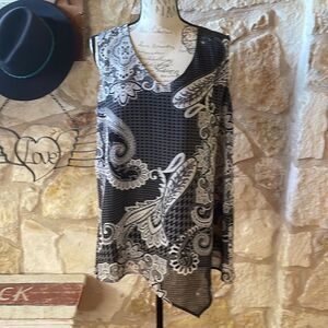 Avenue Sleeveless Black and White Lined Top, Size 14/16